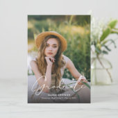 Eleganter Minimalistischer Schwarz-weißer Abschlus Einladung (Stehend Vorderseite)