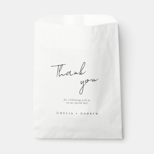 Eleganter Minimalistischer Schwarz-weißer Script-W Geschenktütchen (Vorderseite)