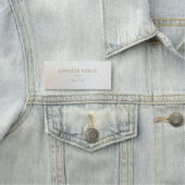 Eleganter Mitarbeiter für ein benutzerdefiniertes  Namensschild (Beispiel)