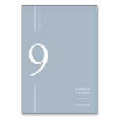 Eleganter moderner Dusty Blue Minimal Hochzeitssit Tischnummer (Rückseite)