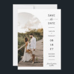 Eleganter, moderner Foto QR-Code Save the Date Einladung<br><div class="desc">Diese Save the Date-Einladung enthält elegante Kalligraphie und einen Schriftart mit einfacher serifenloser Typografie mit Bogenform und QR-Code für einen sauberen minimalistischen und modernen Look, der eine schöne Art ist, über Ihre kommende Hochzeit zu informieren. Informieren Sie Ihre Familie und Ihre Freunde, mit dieser Einladung zu heiraten und fügen Sie...</div>