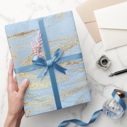 Eleganter moderner Glitzer aus Gold und hellblauem Geschenkpapier (Schenken)