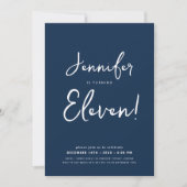 Eleganter moderner Kindergeburtstag Script Navy Bl Einladung (Vorderseite)