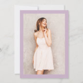 Eleganter, moderner Lavendel-Foto-Abschluss Einladung (Rückseite)