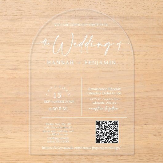 Eleganter moderner Minimal-Script-Hochzeitbogen QR Acryleinladungen (Vorderseite)