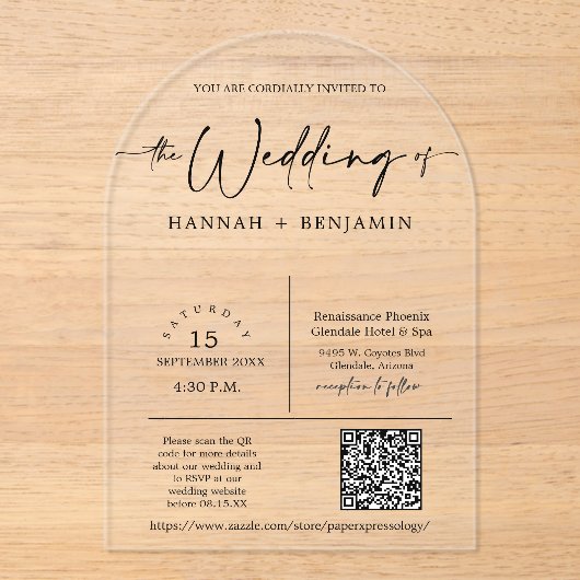 Eleganter moderner Minimal-Script-Hochzeitbogen QR Acryleinladungen (Vorderseite)