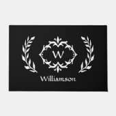 Eleganter Moderner Mit Monogramm Kranz-Chic Schwar Fußmatte (Vorderseite)