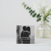 Eleganter moderner Schwarzer Script-Foto Minimal Q Quadratische Visitenkarte (Stehend Vorderseite)