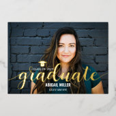 Eleganter moderner Script Graduate Abschluss Folieneinladung (Vorderseite)