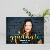 Eleganter moderner Script Graduate Abschluss Folieneinladung (Stehend vorne)