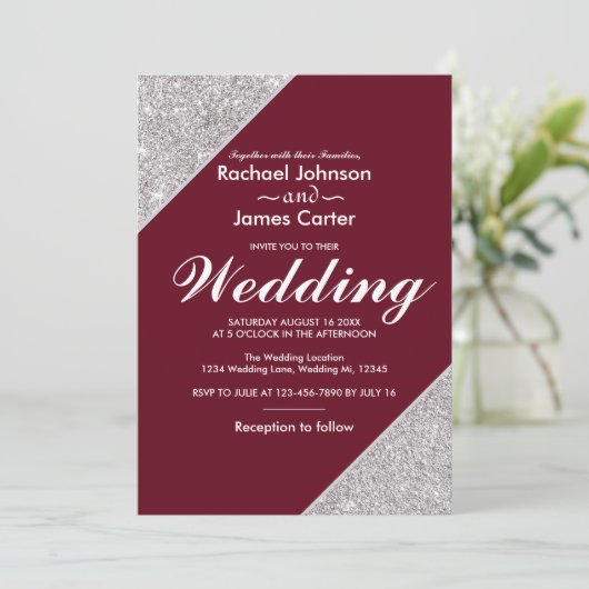 Eleganter moderner silberner Glitzer auf Burgund Einladung (Stehend Vorderseite)