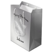 Eleganter, moderner silberner Schneeflocken Mittlere Geschenktüte (Rückseite Schrägansicht)