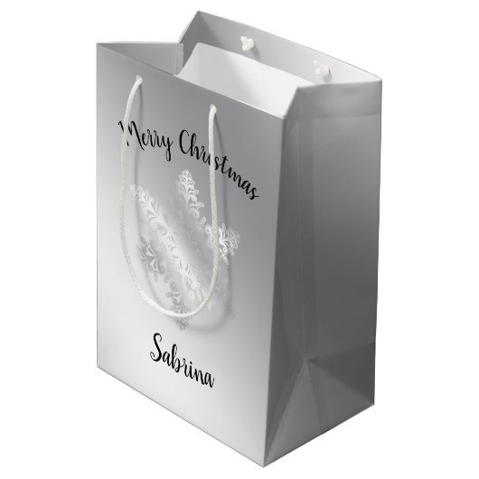 Eleganter, moderner silberner Schneeflocken Mittlere Geschenktüte (Rückseite Schrägansicht)