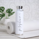 Eleganter moderner Skriptname personalisiert Trinkflasche<br><div class="desc">Mit diesem Individuelle Name Wraparound Water Bottle mit ihrem Namen, die 3 Melodien in einem eleganten, modernen Drehbuch, aus jedem Blickwinkel sichtbar, wiederholt und personalisiert. Die minimalistisch-weiße Typografie verleiht dieser Wasserflasche einen sauberen, stilvollen Look, der sich perfekt für den Alltag eignet, während das Wraparound-Design ihren Namen vor und in der...</div>