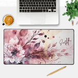 Eleganter moderner Wasserfarben Personalisierter N Schreibtischunterlage<br><div class="desc">Die elegante moderne Watercolor Floral Personalisiert Name Desk Mat verfügt über eine lila rosa Aquarell-Blume mit Blätter und personalisiert mit Ihrem Namen in der modernen Kalligraphie-Skript. Perfektes Geschenk für Geburtstag,  Weihnachten,  Muttertag,  Großeltern,  Ehefrau,  Freundin,  Partnerin,  beste Freunde,  Arbeitskollegen und vieles mehr. Entworfen von ©Evco Studio www.zazzle.com/store/evcostudio</div>