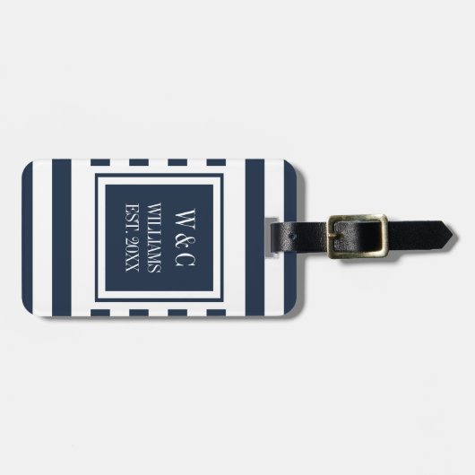 Eleganter Monogram Familienname Navy Blue Stripe Gepäckanhänger (Vorderseite horizontal)