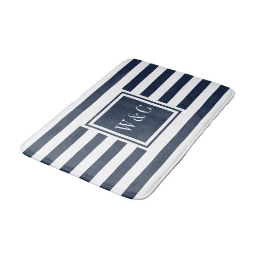 Eleganter Monogram Navy Blue White Strip Badematte (Schrägansicht)