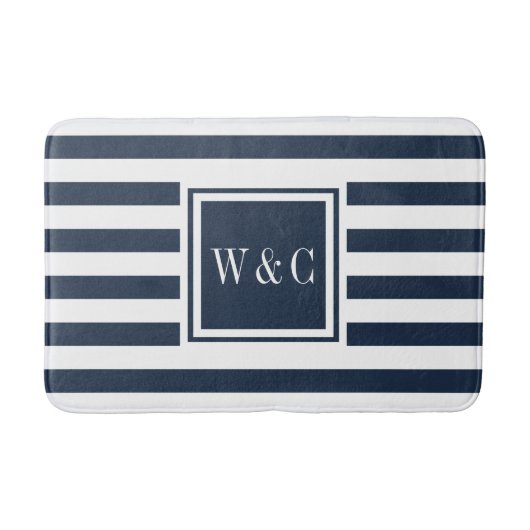 Eleganter Monogram Navy Blue White Strip Badematte (Vorderseite)