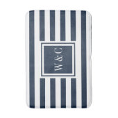Eleganter Monogram Navy Blue White Strip Badematte (Vorderseite Vertikal)