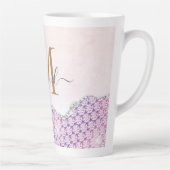 Eleganter Monogram Rose Rosa Glitzer Latte Tasse (Rechts)