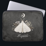 Eleganter Monogram Vintag Butterfly Laptop-Sieb Laptopschutzhülle<br><div class="desc">Ein böhmischer,  Vintager,  mystischer Moth Laptop-Ärmel. Eine wunderschöne himmlische Motte mit Blattwerk in Erdtönen. Personalisieren Sie es mit Ihrem Namen auf der Vorderseite des Laptop-Covers. Entworfen für Sie von BlackBerry Boulevard. Andere Mystical Moths Designs sind im Shop erhältlich.</div>