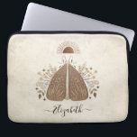 Eleganter Monogram Vintag Butterfly Laptop-Sieb Laptopschutzhülle<br><div class="desc">Ein böhmischer,  Vintager,  mystischer Moth Laptop-Ärmel. Eine wunderschöne himmlische Motte mit Blattwerk in Erdtönen. Personalisieren Sie es mit Ihrem Namen auf der Vorderseite des Laptop-Covers. Entworfen für Sie von BlackBerry Boulevard. Andere Mystical Moths Designs sind im Shop erhältlich.</div>