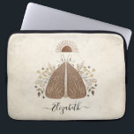 Eleganter Monogram Vintag Butterfly Laptop-Sieb Laptopschutzhülle<br><div class="desc">Ein böhmischer,  Vintager,  mystischer Moth Laptop-Ärmel. Eine wunderschöne himmlische Motte mit Blattwerk in Erdtönen. Personalisieren Sie es mit Ihrem Namen auf der Vorderseite des Laptop-Covers. Entworfen für Sie von BlackBerry Boulevard. Andere Mystical Moths Designs sind im Shop erhältlich.</div>