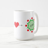 Eleganter Monogramm-Buchstabe M – Grünes Emblem mi Kaffeetasse (VorderseiteRechts)