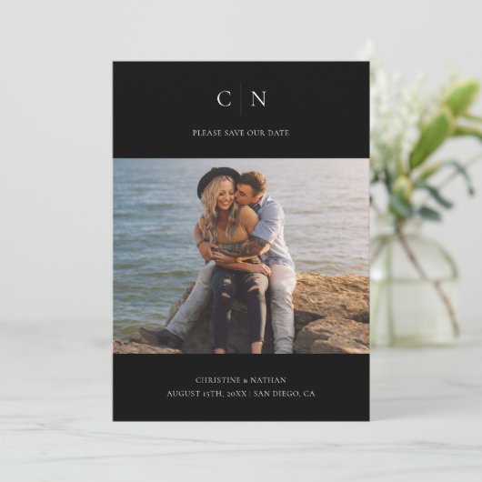 Eleganter Monogramm-Foto QR-Code Save The Date (Stehend Vorderseite)