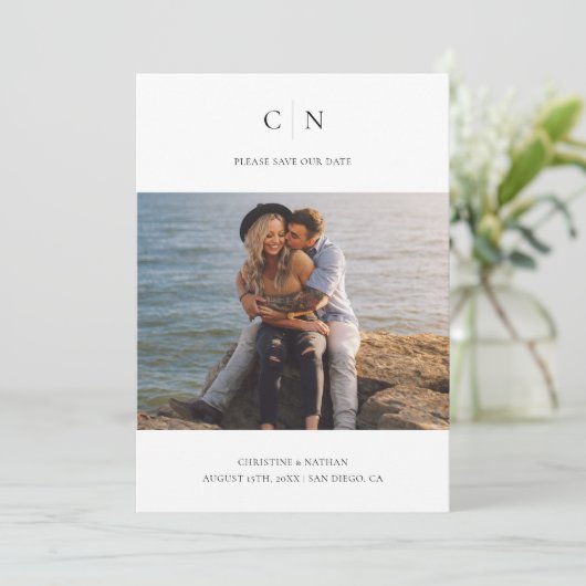 Eleganter Monogramm-Foto QR-Code Save The Date (Stehend Vorderseite)