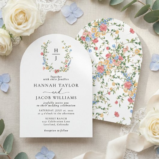 Eleganter Monogramm-Hochzeitsbogen mit Wildblumen Einladung