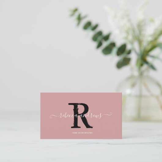 Eleganter Monogramm-Skriptname Initial Dusty Pink Visitenkarte (Stehend Vorderseite)