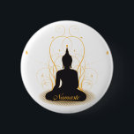 Eleganter Namaste Buddha Button<br><div class="desc">Sehr eleganter goldener Blumenhintergrund entspringt weiter einer Sitzbuddha-Zahl mit weichem Namaste Text! Sehr friedlicher buddhistischer Gruß! Namaste!</div>
