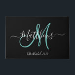 Eleganter Name der Aquamarinen Monogram-Skriptfami Fußmatte<br><div class="desc">Personalisiertes Schwarz-Weiß-Design und aquamarines Monogramm-Design mit Braut- und Bräutigam-Nachname und Hochzeitdatum auf schwarzem Hintergrund. Ein einzigartiges und großartiges Geschenk für Neuvermählte,  die eine neue Familie gründen. Gut für neues Haus zusammen. Passen Sie Ihren Namen,  Mono Anfangs- und Hochzeitstermin und Ihre Farben an. Elke Clarke©</div>