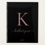 Eleganter Name der Schwarz-Rosa-Gold-Monogramm Planer<br><div class="desc">Chic Elegant Rosa Gold Monogram Script auf einem schicken Black Planner. Einfach mit Ihrem eigenen Namen und Ihren eigenen Details anpassen. Ideal für Ihren luxuriösen Lifestyle! Bitte kontaktieren Sie uns unter cedarandstring@gmail.com ,  wenn Sie Hilfe beim Design oder den passenden Produkten benötigen.</div>