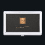 Eleganter Name des mit Monogramm, schwarzen Golds Visitenkarten Dose<br><div class="desc">Das elegante,  luxuriöse und exklusive mit Monogramm Visitenkartengehäuse mit einem vergoldeten Imitat und einem eleganten schwarzen Ledermotiv (bedruckt).              Personalisiere es mit dem Namen der weißen Skriptsignatur und den Initialen des Monogramms.</div>