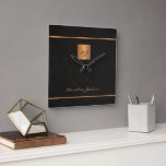 Eleganter Name eines Monogramm-schreiben aus schwa Quadratische Wanduhr<br><div class="desc">Luxuriöse elegante schwarze Leder Look Wanduhr mit einem goldenen Glitzer mit Monogramm Platz und personalisierte Namensmarke.</div>