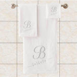 Eleganter Name für das weiße Monogramm Badhandtuch Set<br><div class="desc">Das ist ein schönes, elegantes weißes Handtuch mit einer einzigartigen, individuell einstellbaren Multifarben Monogram / Initial (mit besonderem Effekt) und mit Ihrem Vornamen. silberne Rose. Es wird eine weiche und einladende Atmosphäre und sanft genug, um eine Vielzahl von Koordinationseffekten zu tun. Es wird eine wunderschöne Wohngestaltung im Badezimmer schaffen! Alle...</div>