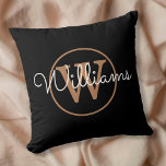 Eleganter Name für Schwarz und Gold Monogramm Kissen<br><div class="desc">Klassisches Schwarz-Gold-Monogramm-Kissen. Sie können den Namen,  das Monogramm personalisieren und den Schriftart und die Farben anpassen,  um Ihr eigenes einzigartiges Design zu erstellen. Entwickelt von Thisisnotme©</div>