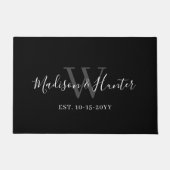 Eleganter Name für Schwarz-weißes Script Monogram Fußmatte (Vorderseite)