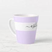 Eleganter Name in Script-Typografie Lavendel Milchtasse (Linke Ecke)