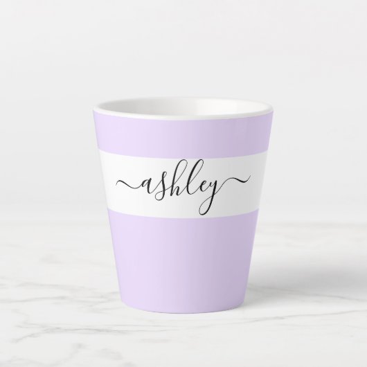 Eleganter Name in Script-Typografie Lavendel Milchtasse (Vorderseite)