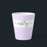 Eleganter Name in Script Typografie Lavender Milchtasse<br><div class="desc">Personalisierte latte Tasse mit eleganter Schrift-Typografie und minimalistischem Design. Die Vorlage ist Set für Sie,  um Ihren Namen in Schwarz-Weiß hinzuzufügen. Ein modernes,  einfaches und trendiges Design in hübscher Lavendellila oder,  wenn Sie es vorziehen,  können Sie die Hintergrundfarbe ändern. (wenn Sie Hilfe benötigen).</div>