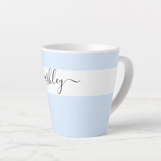 Eleganter Name in Script Typografy Powder Blue Milchtasse (Rechte Ecke)