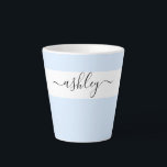 Eleganter Name in Script Typografy Powder Blue Milchtasse<br><div class="desc">Personalisierte latte Tasse mit eleganter Schrift-Typografie und minimalistischem Design. Die Vorlage ist Set für Sie,  um Ihren Namen in Schwarz-Weiß hinzuzufügen. Ein modernes,  einfaches und trendiges Design in hübschem Pulverblau oder,  wenn Sie es bevorzugen,  können Sie die Hintergrundfarbe ändern. (wenn Sie Hilfe benötigen).</div>