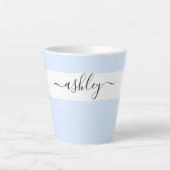 Eleganter Name in Script Typografy Powder Blue Milchtasse (Vorderseite)