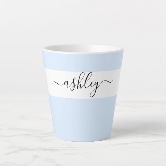 Eleganter Name in Script Typografy Powder Blue Milchtasse (Vorderseite)