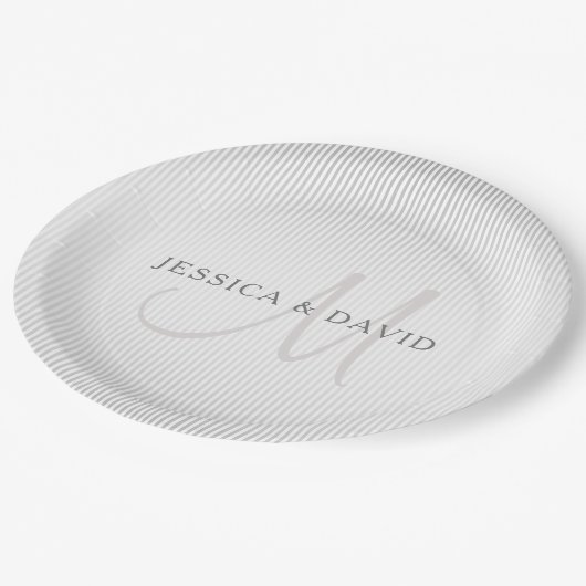 Eleganter Name Monogram & Dünne graue Streifen Pappteller (Schrägansicht)