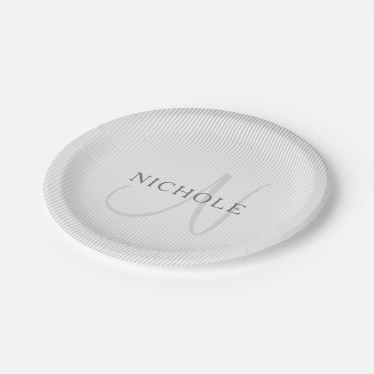 Eleganter Name Monogram & Thin Gray Ombre Streifen Pappteller (Schrägansicht)