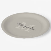 Eleganter Name und Anfangsmonogramm Pappteller (Schrägansicht)